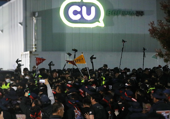 화물연대 노조-경찰, 야간에도 이어지는 충돌