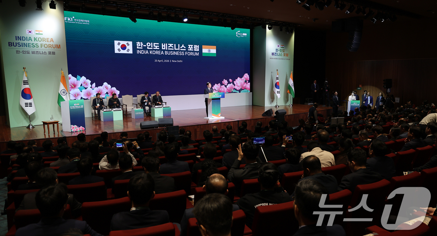 (뉴델리(인도)=뉴스1) 이재명 기자 = 인도를 국빈 방문 중인 이재명 대통령이 20일 뉴델리 바랏 만다팜 컨벤션센터에서 열린 한-인도 비즈니스 포럼에서 발언하고 있다. 2026. …