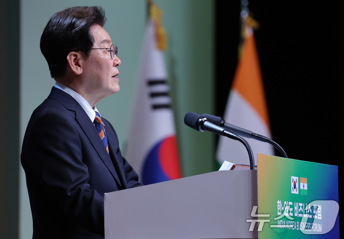 (뉴델리(인도)=뉴스1) 이재명 기자 = 인도를 국빈 방문 중인 이재명 대통령이 20일 뉴델리 바랏 만다팜 컨벤션센터에서 열린 한-인도 비즈니스 포럼에서 발언하고 있다. 2026. …