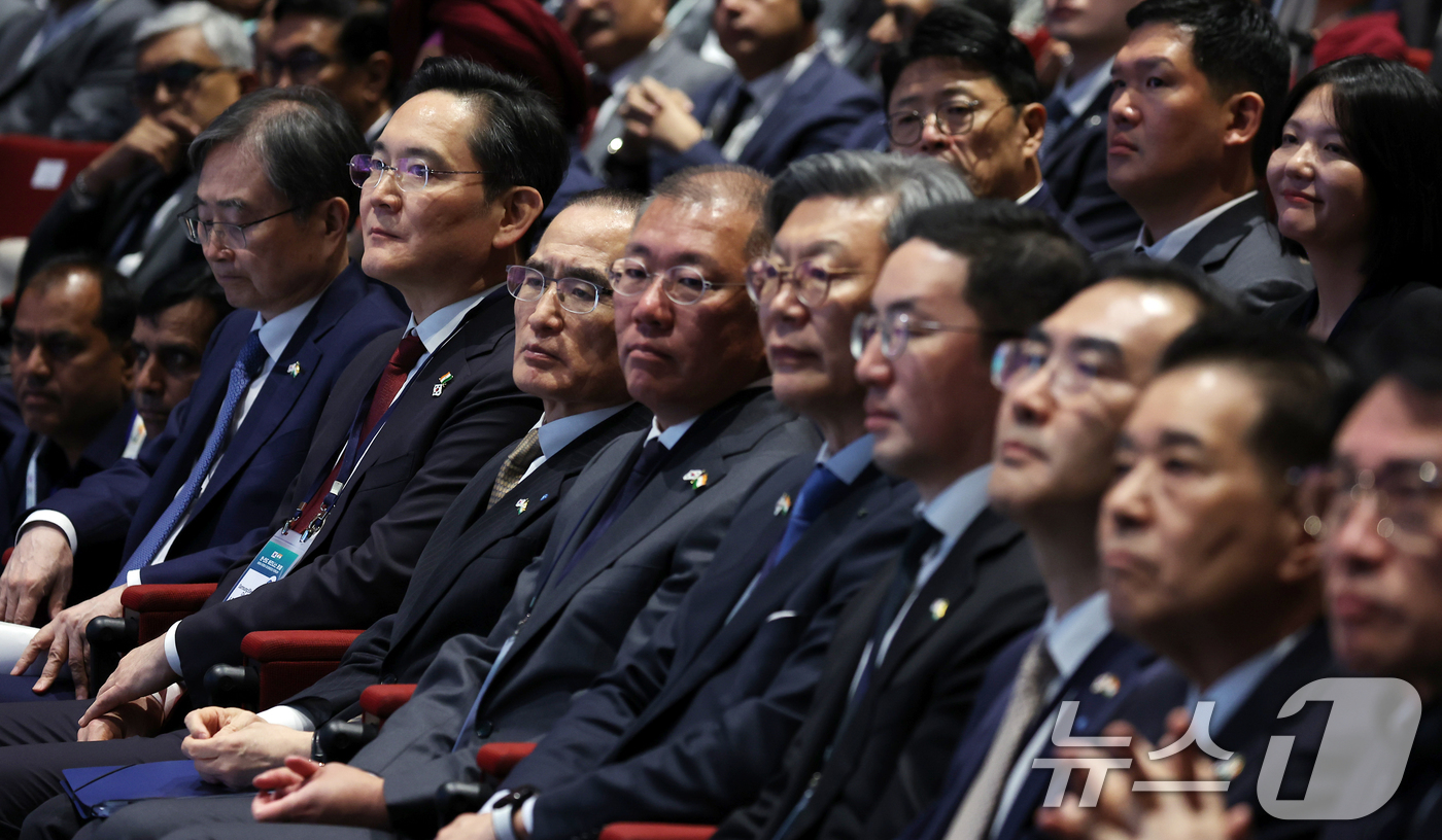 (뉴델리(인도)=뉴스1) 이재명 기자 = 20일 인도 뉴델리 바랏 만다팜 컨벤션센터에서 열린 한-인도 비즈니스 포럼에서 이재용 삼성전자 회장, 정의선 현대차그룹 회장, 구광모 LG …
