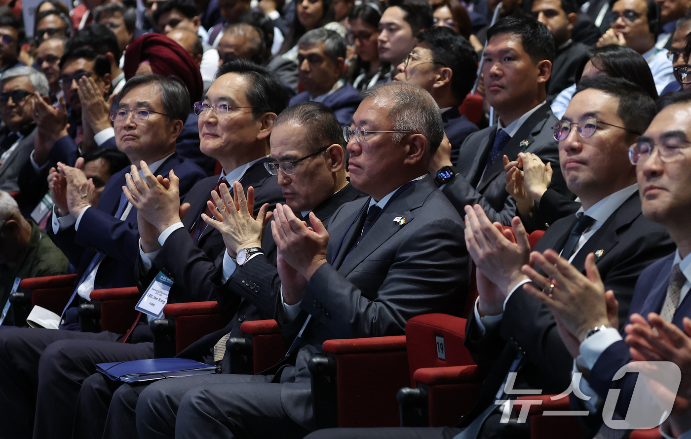 (뉴델리(인도)=뉴스1) 이재명 기자 = 20일 인도 뉴델리 바랏 만다팜 컨벤션센터에서 열린 한-인도 비즈니스 포럼에서 이재용 삼성전자 회장, 정의선 현대차그룹 회장, 구광모 LG …