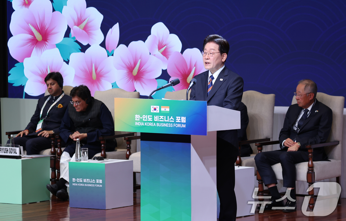 (뉴델리(인도)=뉴스1) 이재명 기자 = 인도를 국빈 방문 중인 이재명 대통령이 20일 뉴델리 바랏 만다팜 컨벤션센터에서 열린 한-인도 비즈니스 포럼에서 발언하고 있다. 2026. …