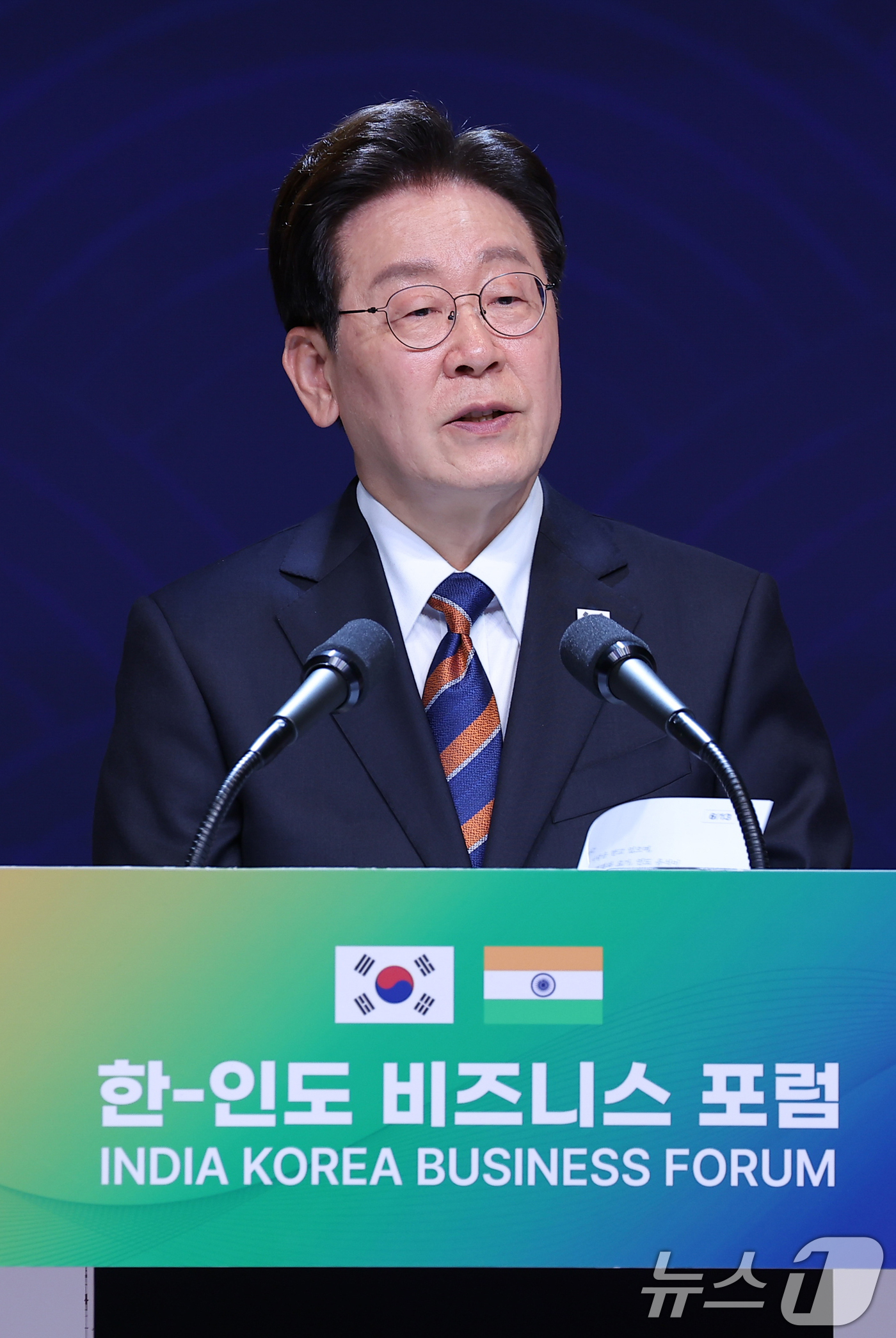 (뉴델리(인도)=뉴스1) 이재명 기자 = 인도를 국빈 방문 중인 이재명 대통령이 20일 뉴델리 바랏 만다팜 컨벤션센터에서 열린 한-인도 비즈니스 포럼에서 발언하고 있다. 2026. …