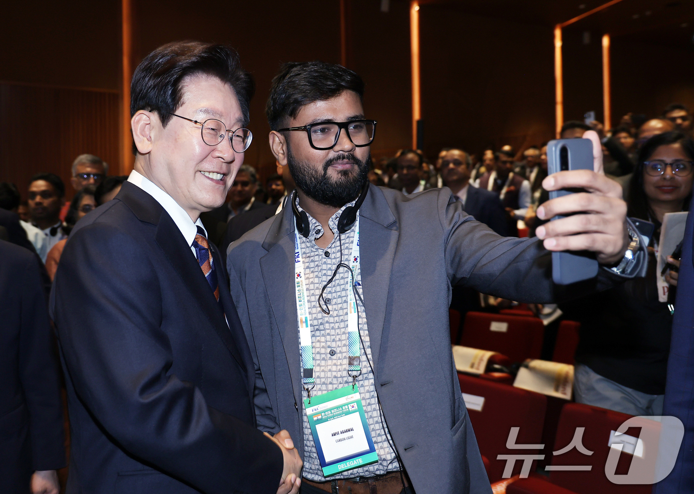 (뉴델리(인도)=뉴스1) 이재명 기자 = 인도를 국빈 방문 중인 이재명 대통령이 20일 뉴델리 바랏 만다팜 컨벤션센터에서 열린 한-인도 비즈니스 포럼을 마친 뒤 인도기업인과 기념촬 …