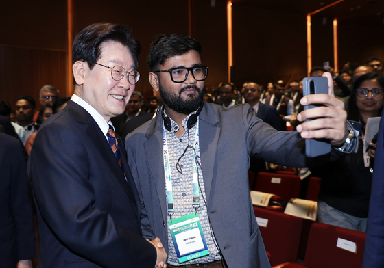 인도기업인과 기념촬영하는 이재명 대통령