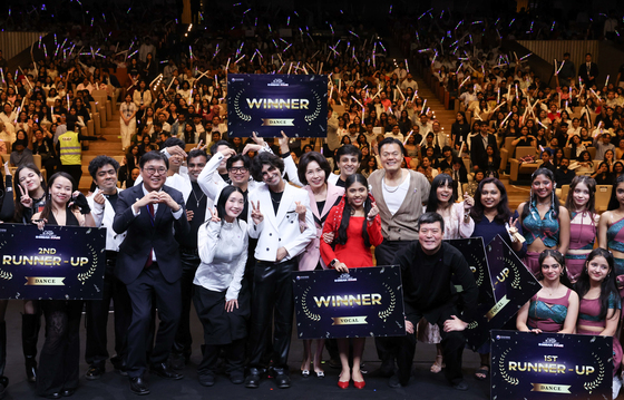 김혜경 여사, 케이팝 경연대회 참가자들과 기념촬영