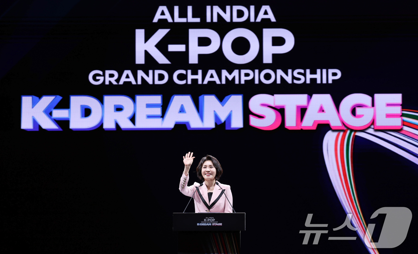 (뉴델리(인도)=뉴스1) 이재명 기자 = 이재명 대통령과 인도를 방문 중인 김혜경 여사가 20일 뉴델리 야쇼부미 컨벤션센터에서 열린 K-Dream Stage에서 축사를 하고 있다. …