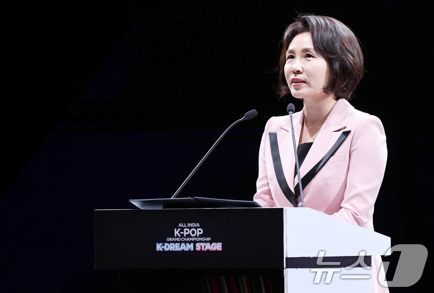 (뉴델리(인도)=뉴스1) 이재명 기자 = 이재명 대통령과 인도를 방문 중인 김혜경 여사가 20일 뉴델리 야쇼부미 컨벤션센터에서 열린 K-Dream Stage에서 축사를 하고 있다. …