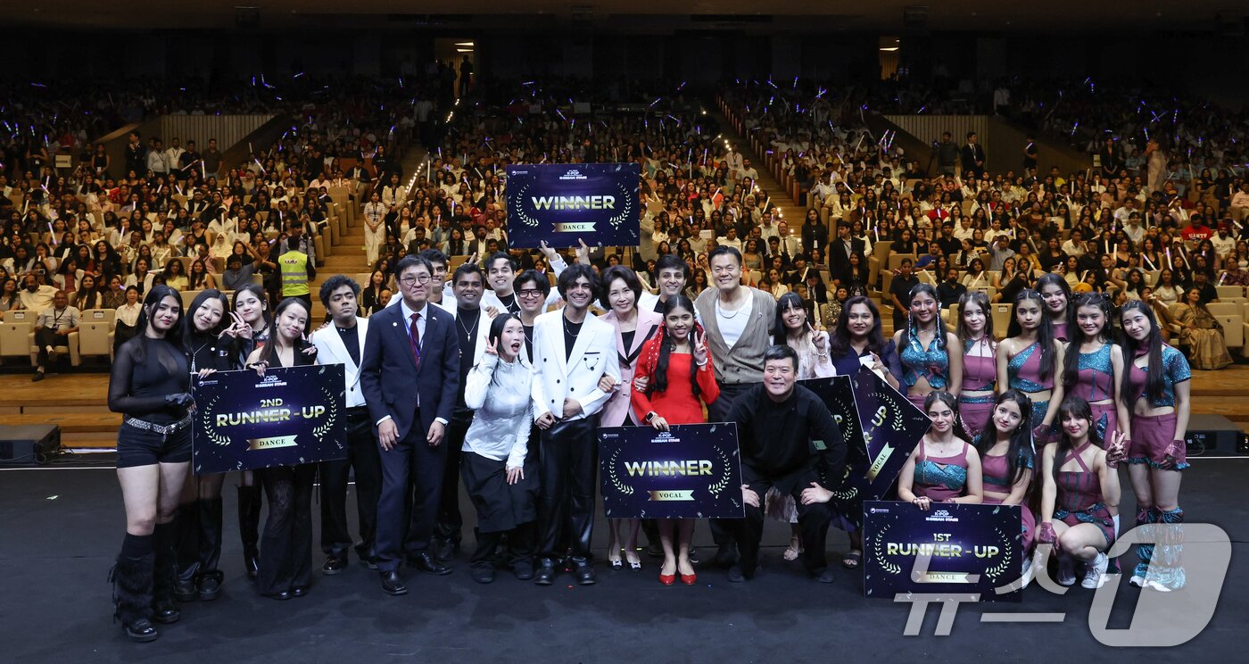 본문 이미지 - 이재명 대통령과 인도를 방문 중인 김혜경 여사가 20일 뉴델리 야쇼부미 컨벤션센터에서 열린 K-Dream Stage에서 참가자들과 기념촬영을 하고 있다. 2026.4.20 ⓒ 뉴스1 이재명 기자