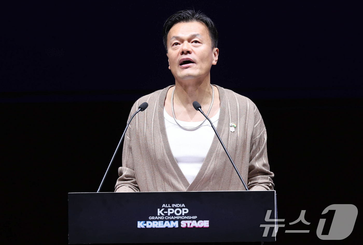 (뉴델리(인도)=뉴스1) 이재명 기자 = 박진영 대중문화교류위원장이 20일 인도 뉴델리 야쇼부미 컨벤션센터에서 열린 K-Dream Stage에서 환영사를 하고 있다. 2026.4. …