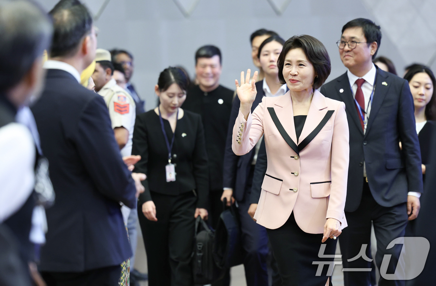 (뉴델리(인도)=뉴스1) 이재명 기자 = 이재명 대통령과 인도를 방문 중인 김혜경 여사가 20일 뉴델리 야쇼부미 컨벤션센터에서 열린 K-Dream Stage에 입장하며 손인사를 하 …