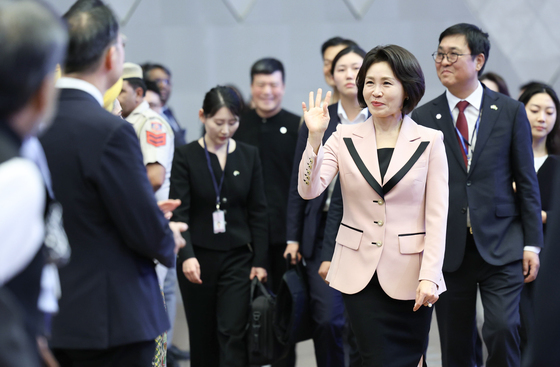 손인사하는 김혜경 여사