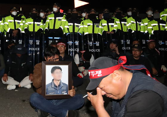 정부 "화물연대 집회 사망사고 안타까워…실질적 해결방안 모색할 것"