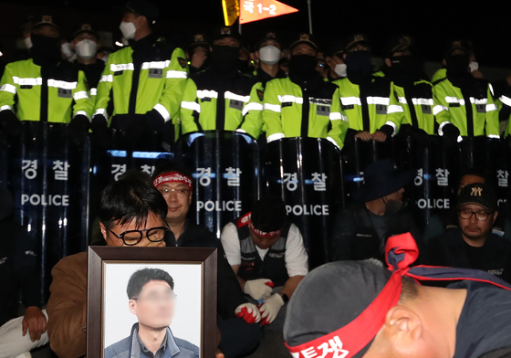 CU 진주물류센터 앞에서 슬픔에 잠긴 노조원들