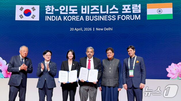 본문 이미지 - 류진 한국경제인연합회 회장(왼쪽부터), 김정관 산업통상부 장관, 최수연 네이버 대표, 우주왈 마투르 TCS 대표, 피유시 고왈 상공부 장관과 아난트 고엔카 인도상공회의소연합회 회장이 20일(현지시간) 인도 뉴델리 한-인도 비즈니스 포럼에서 진행된 네이버-TCS MOU 맺고 기념촬영을 하고 있다. (네이버 제공. 재판매 및 DB 금지) 2026.4.20 ⓒ 뉴스1