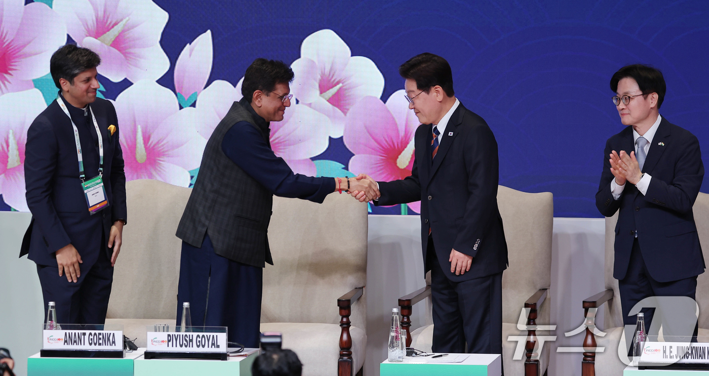 (뉴델리(인도)=뉴스1) 이재명 기자 = 인도를 국빈 방문 중인 이재명 대통령이 20일 뉴델리 바랏 만다팜 컨벤션센터에서 열린 한-인도 비즈니스 포럼에서 피유시 고얄 인도 상공부 …