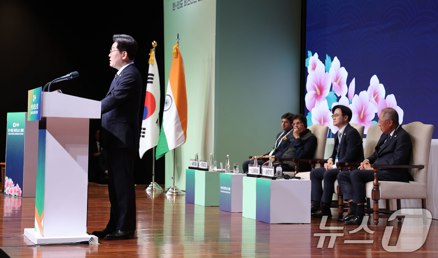 (뉴델리(인도)=뉴스1) 이재명 기자 = 인도를 국빈 방문 중인 이재명 대통령이 20일 뉴델리 바랏 만다팜 컨벤션센터에서 열린 한-인도 비즈니스 포럼에서 발언하고 있다. 2026. …