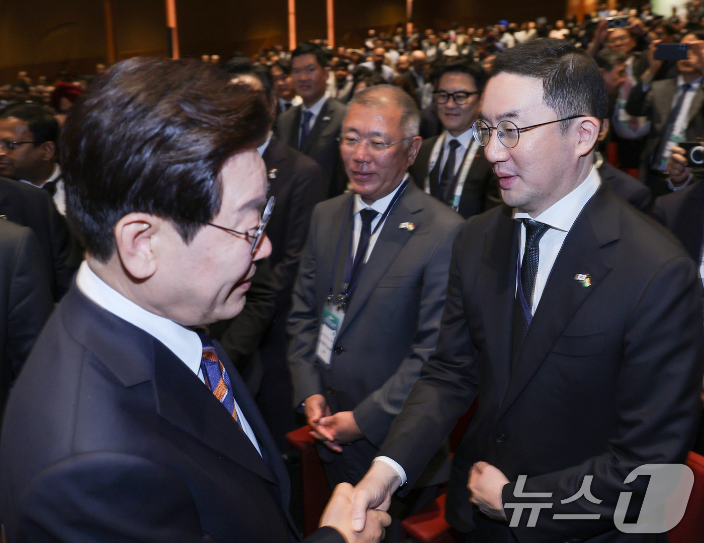 (뉴델리(인도)=뉴스1) 이재명 기자 = 인도를 국빈 방문 중인 이재명 대통령이 20일 뉴델리 바랏 만다팜 컨벤션센터에서 열린 한-인도 비즈니스 포럼에서 구광모 LG그룹 회장과 악 …