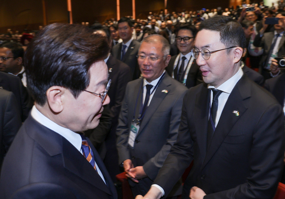 구광모 회장과 악수하는 이재명 대통령