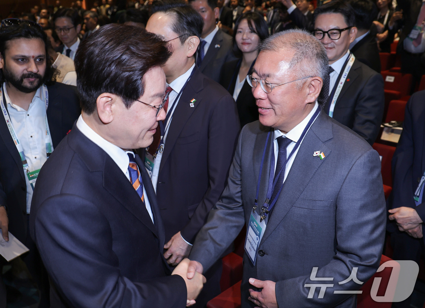 (뉴델리(인도)=뉴스1) 이재명 기자 = 인도를 국빈 방문 중인 이재명 대통령이 20일 뉴델리 바랏 만다팜 컨벤션센터에서 열린 한-인도 비즈니스 포럼에서 정의선 현대차그룹 회장과 …