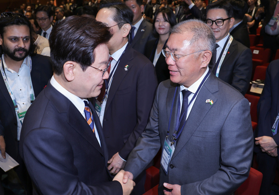 정의선 회장과 악수하는 이재명 대통령