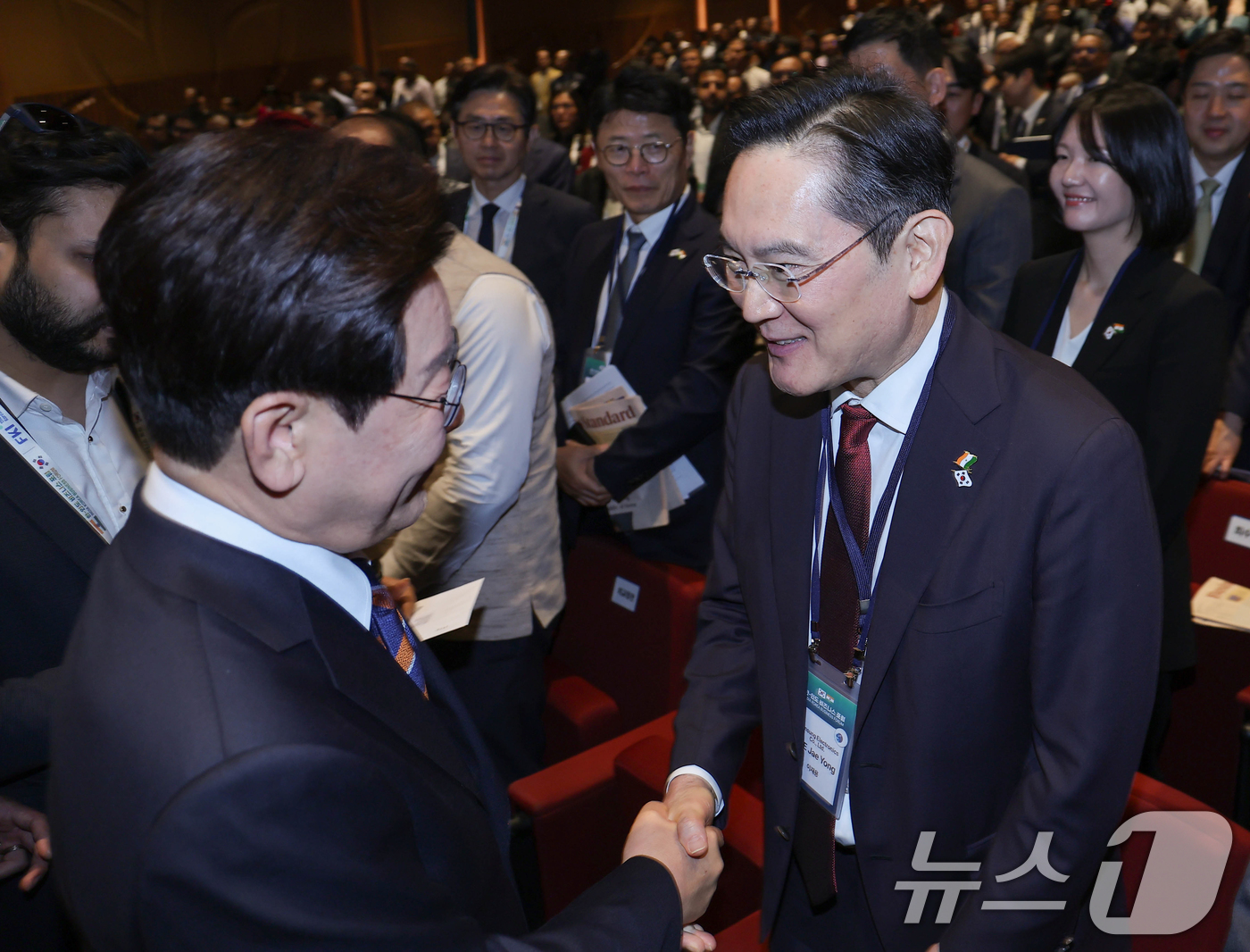 (뉴델리(인도)=뉴스1) 이재명 기자 = 인도를 국빈 방문 중인 이재명 대통령이 20일 뉴델리 바랏 만다팜 컨벤션센터에서 열린 한-인도 비즈니스 포럼에서 이재용 삼성전자 회장과 악 …