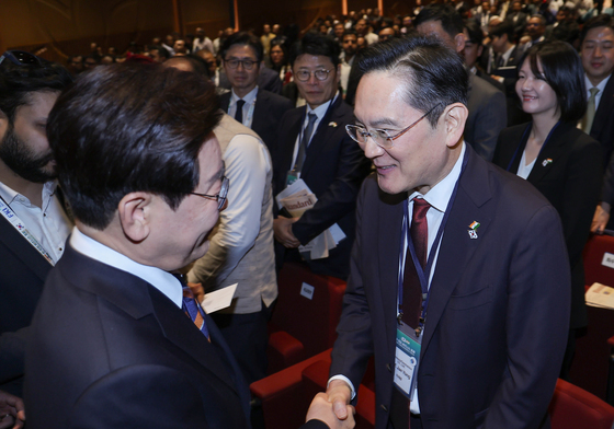 이재용 회장과 악수하는 이재명 대통령