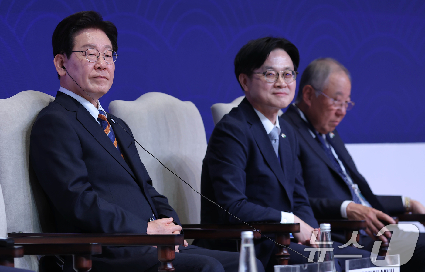 (뉴델리(인도)=뉴스1) 이재명 기자 = 인도를 국빈 방문 중인 이재명 대통령이 20일 뉴델리 바랏 만다팜 컨벤션센터에서 열린 한-인도 비즈니스 포럼에서 아난트 고엔카 인도상의 회 …