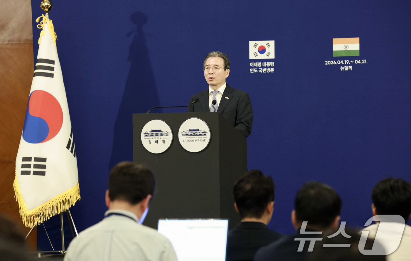 (뉴델리(인도)=뉴스1) 이재명 기자 = 김용범 정책실장이 20일 인도 뉴델리 한 호텔에 마련된 한국프레스센터에서 이재명 대통령과 나렌드라 모디 총리의 오찬 및 한-인도 경제인 대 …