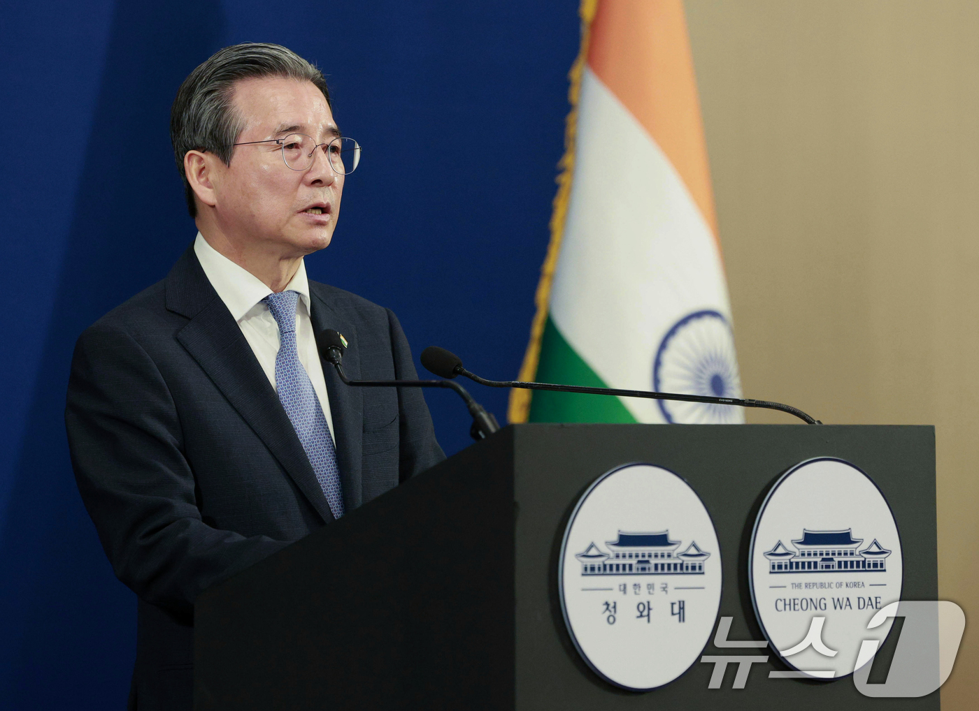 (뉴델리(인도)=뉴스1) 이재명 기자 = 김용범 정책실장이 20일 인도 뉴델리 한 호텔에 마련된 한국프레스센터에서 이재명 대통령과 나렌드라 모디 총리의 오찬 및 한-인도 경제인 대 …