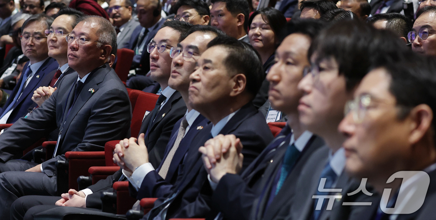 (뉴델리(인도)=뉴스1) 이재명 기자 = 20일 인도 뉴델리 바랏 만다팜 컨벤션센터에서 열린 한-인도 비즈니스 포럼에서 이재용 삼성전자 회장, 정의선 현대차그룹 회장, 구광모 LG …