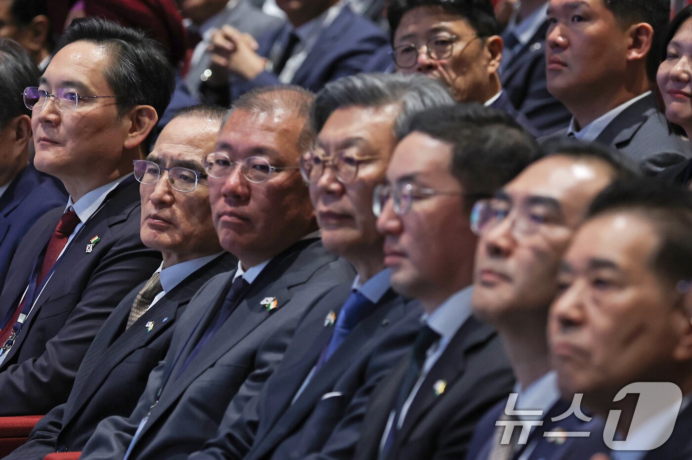 본문 이미지 - 20일 인도 뉴델리 바랏 만다팜 컨벤션센터에서 열린 한-인도 비즈니스 포럼에서 이재용 삼성전자 회장, 정의선 현대차그룹 회장, 구광모 LG그룹 회장 등 참석자들이 이재명 대통령의 발언을 경청하고 있다. 2026.4.20 ⓒ 뉴스1 이재명 기자