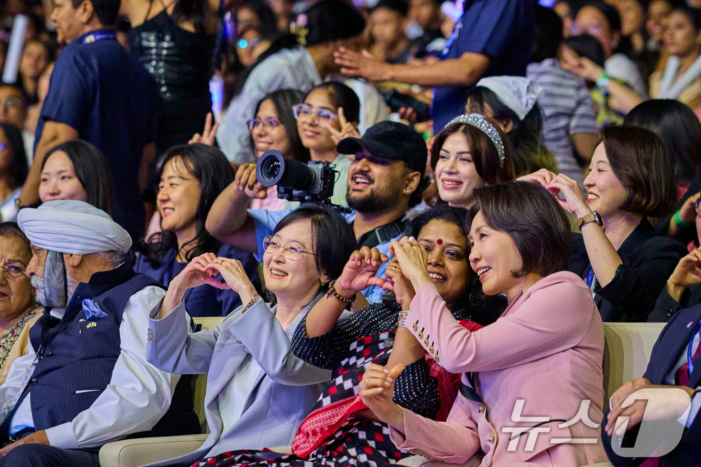(뉴델리(인도)=뉴스1) 이재명 기자 = 이재명 대통령과 인도를 방문 중인 김혜경 여사가 20일 뉴델리 야쇼부미 컨벤션센터에서 열린 K-Dream Stage에서 손하트를 그리고 있 …