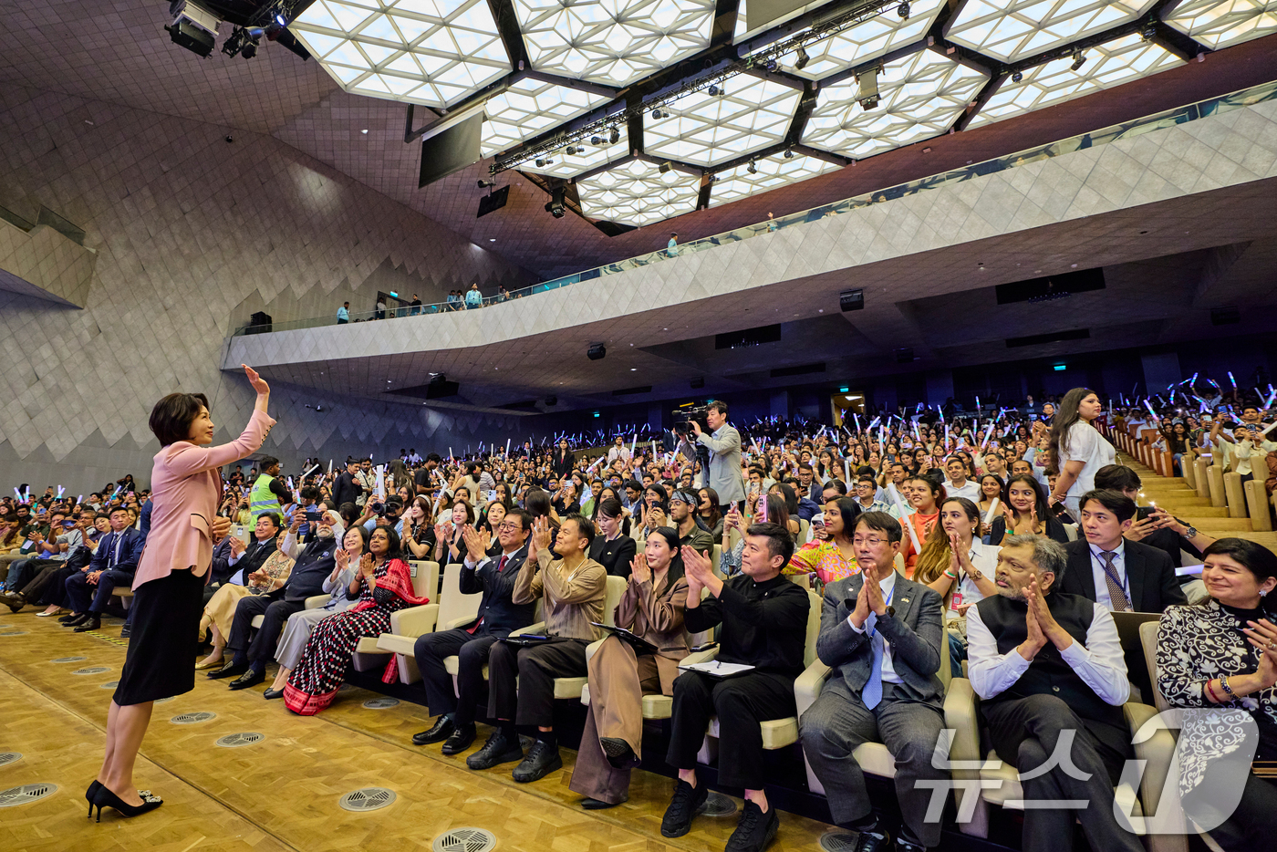 (뉴델리(인도)=뉴스1) 이재명 기자 = 이재명 대통령과 인도를 방문 중인 김혜경 여사가 20일 뉴델리 야쇼부미 컨벤션센터에서 열린 K-Dream Stage에서 참석자들을 향해 손 …