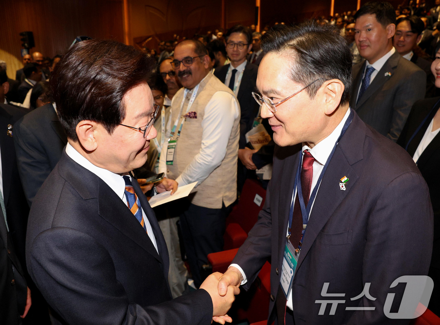 (뉴델리(인도)=뉴스1) 이재명 기자 = 인도를 국빈 방문 중인 이재명 대통령이 20일 뉴델리 바랏 만다팜 컨벤션센터에서 열린 한-인도 비즈니스 포럼에서 이재용 삼성전자 회장과 악 …