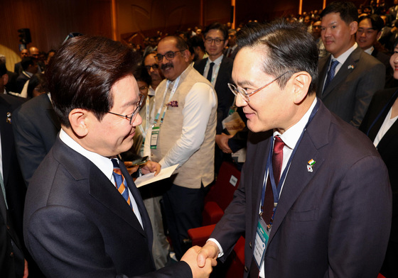 악수하는 이재명 대통령·이재용 회장