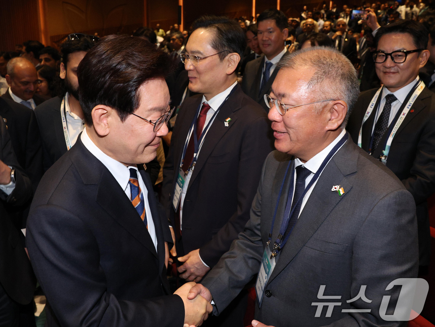 (뉴델리(인도)=뉴스1) 이재명 기자 = 인도를 국빈 방문 중인 이재명 대통령이 20일 뉴델리 바랏 만다팜 컨벤션센터에서 열린 한-인도 비즈니스 포럼에서 정의선 현대차그룹 회장과 …