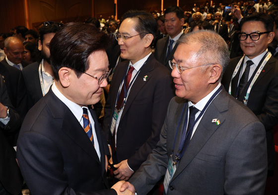 악수하는 이재명 대통령·정의선 회장