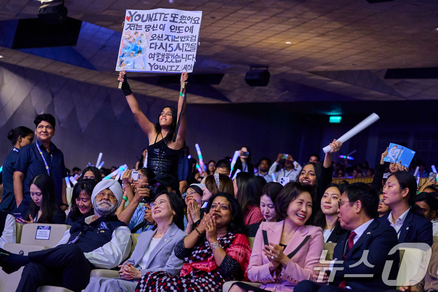 (뉴델리(인도)=뉴스1) 이재명 기자 = 이재명 대통령과 인도를 방문 중인 김혜경 여사가 20일 뉴델리 야쇼부미 컨벤션센터에서 열린 K-Dream Stage에서 최휘영 문화체육관광 …