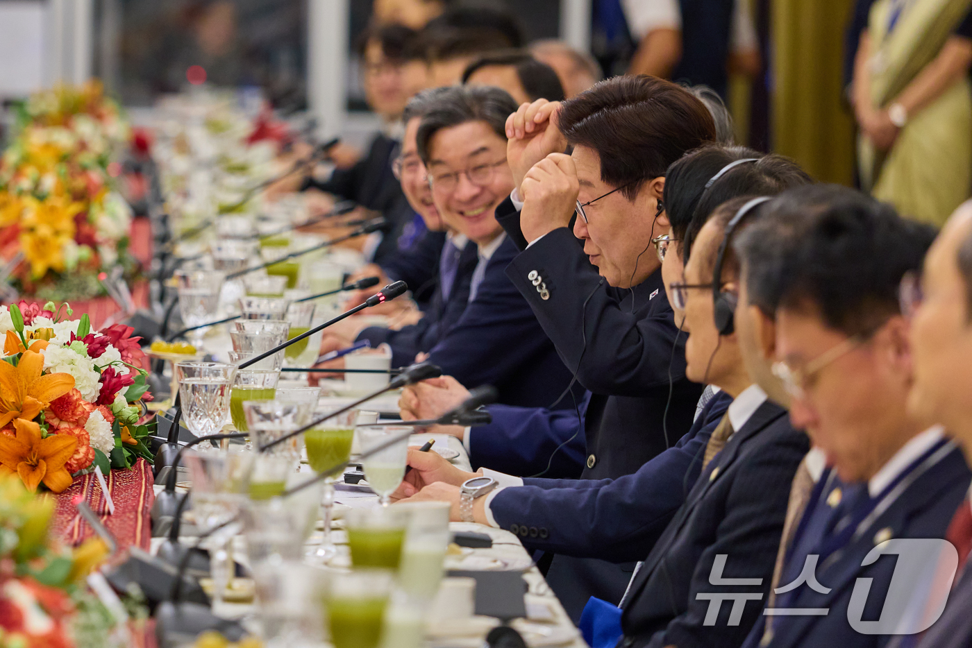 (뉴델리(인도)=뉴스1) 이재명 기자 = 이재명 대통령이 20일 뉴델리 영빈관에서 열린 나렌드라 모디 인도 총리 주최 오찬에서 인도 영화 '세얼간이'의 춤사위를 재연하고 있다. ( …