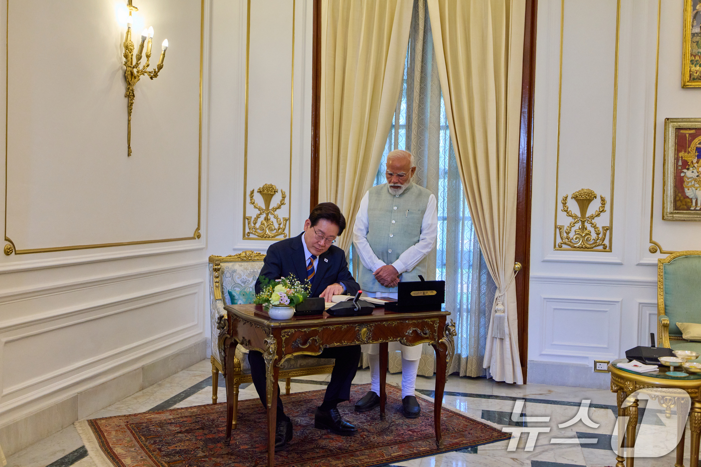 (뉴델리(인도)=뉴스1) 이재명 기자 = 인도를 국빈 방문 중인 이재명 대통령이 20일 뉴델리 영빈관에서 방명록을 작성하고 있다. 오른쪽은 나렌드라 모디 인도 총리. (공동취재) …