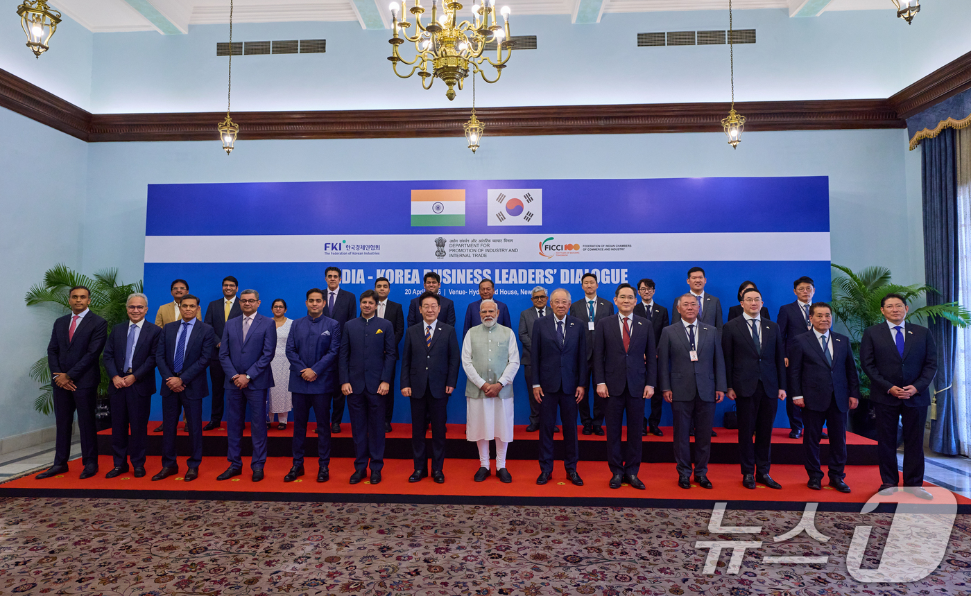 (뉴델리(인도)=뉴스1) 이재명 기자 = 이재명 대통령과 나렌드라 모디 인도 총리가 20일 뉴델리 총리 청사에서 열린 한-인도 경제인대화에서 참석자들과 기념촬영을 하고 있다. (공 …