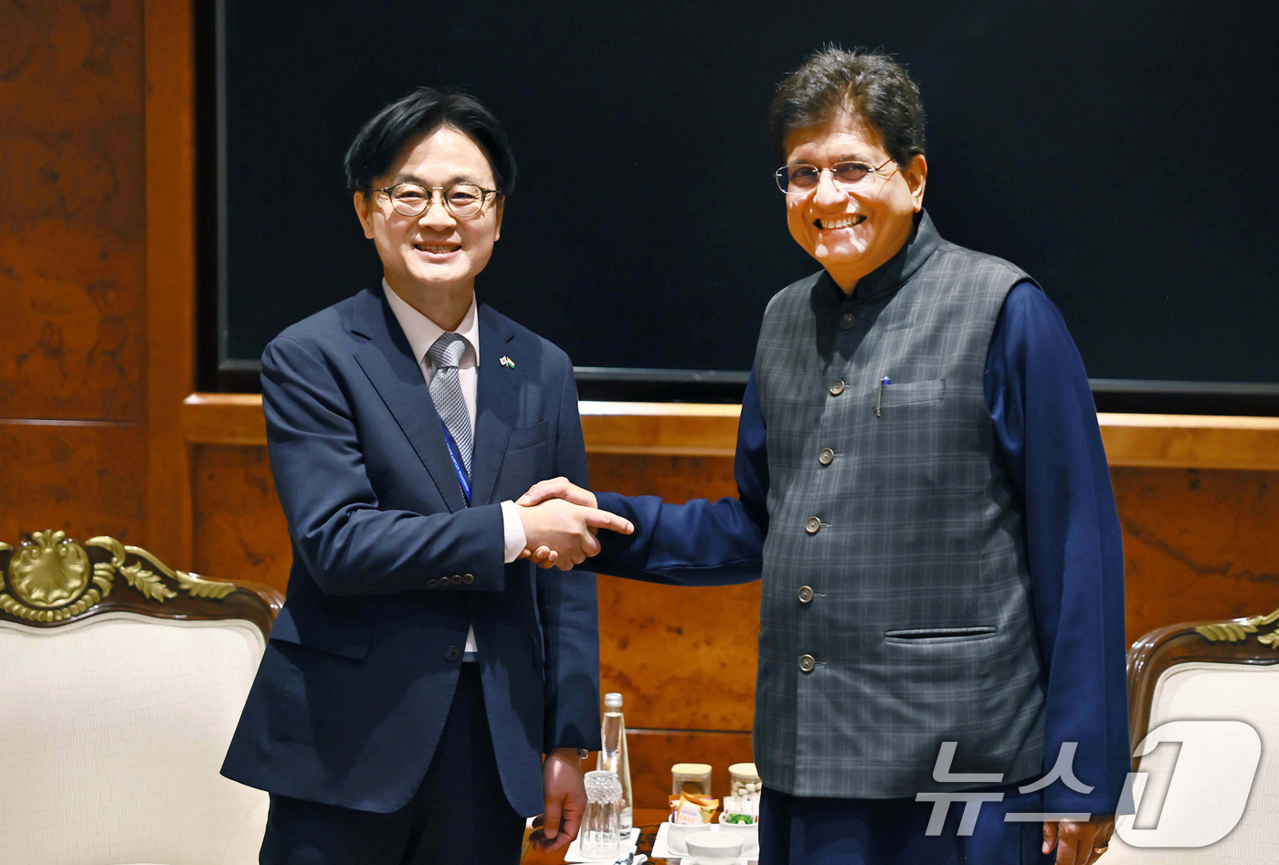 (뉴델리=뉴스1) = 김정관 산업통상부 장관이 20일(현지시간) 인도 뉴델리 바라트 만다팜 컨벤션센터에서 피유시 고얄 인도 상공부 장관과 기념촬영을 하고 있다. (산업통상자원부 제 …