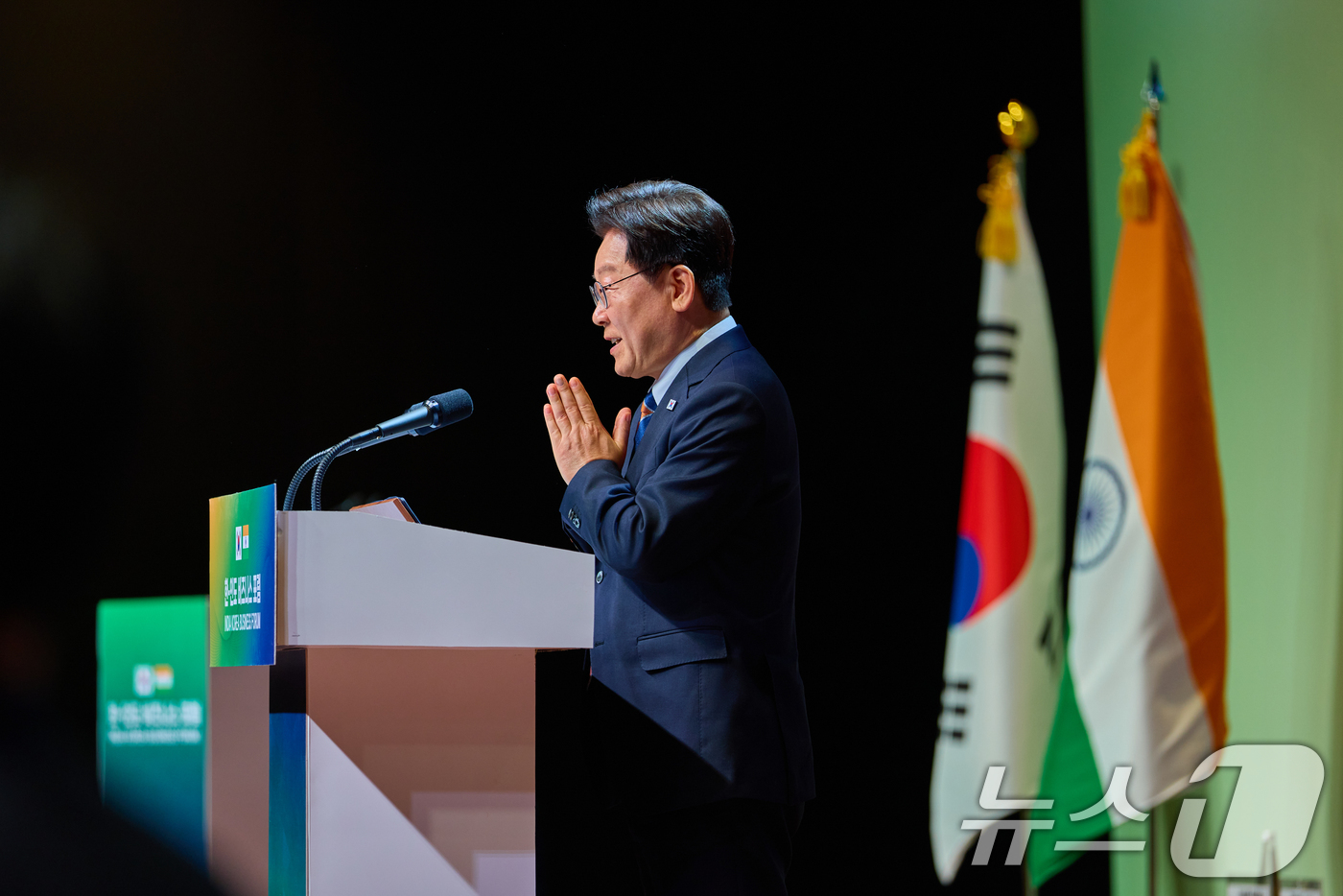 (뉴델리(인도)=뉴스1) 이재명 기자 = 인도를 국빈 방문 중인 이재명 대통령이 20일 뉴델리 바랏 만다팜 컨벤션센터에서 열린 한-인도 비즈니스 포럼에서 "나마스테"(인도의 인사말 …