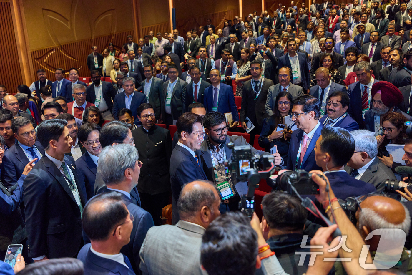 (뉴델리(인도)=뉴스1) 이재명 기자 = 인도를 국빈 방문 중인 이재명 대통령이 20일 뉴델리 바랏 만다팜 컨벤션센터에서 열린 한-인도 비즈니스 포럼을 마친 뒤 인도기업인들과 기념 …