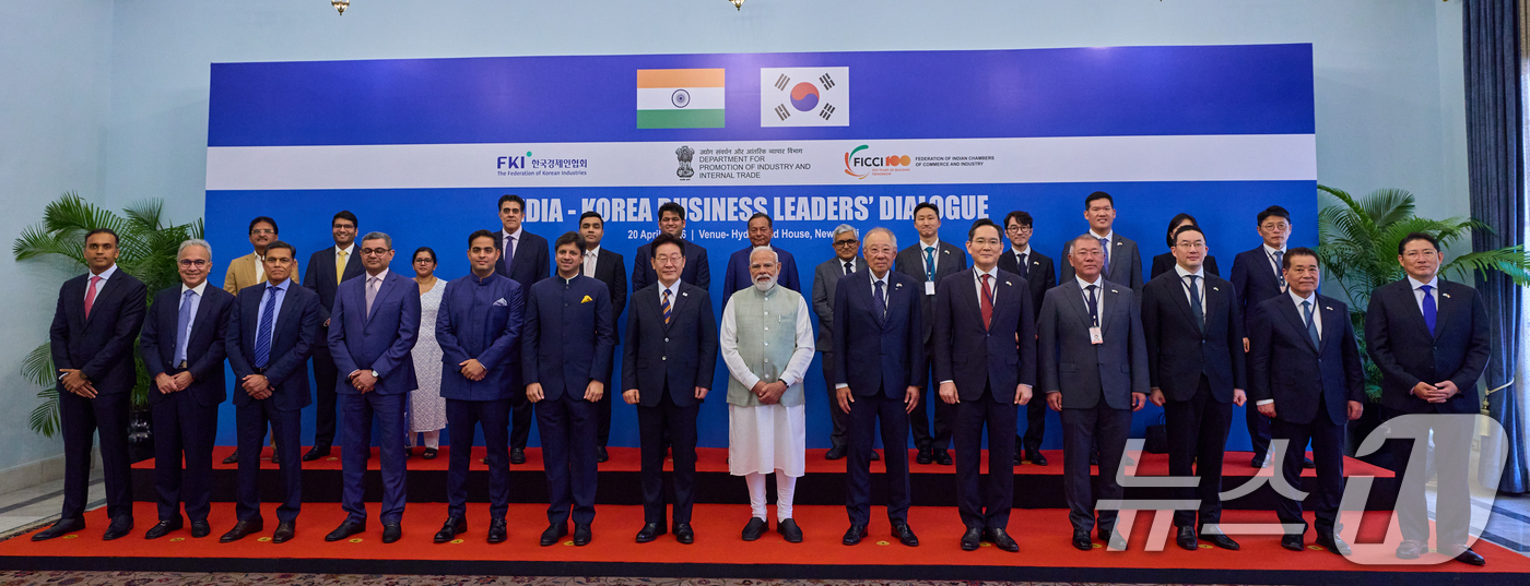 (뉴델리(인도)=뉴스1) 이재명 기자 = 이재명 대통령과 나렌드라 모디 인도 총리가 20일 뉴델리 총리 청사에서 열린 한-인도 경제인대화에서 참석자들과 기념촬영을 하고 있다. (공 …