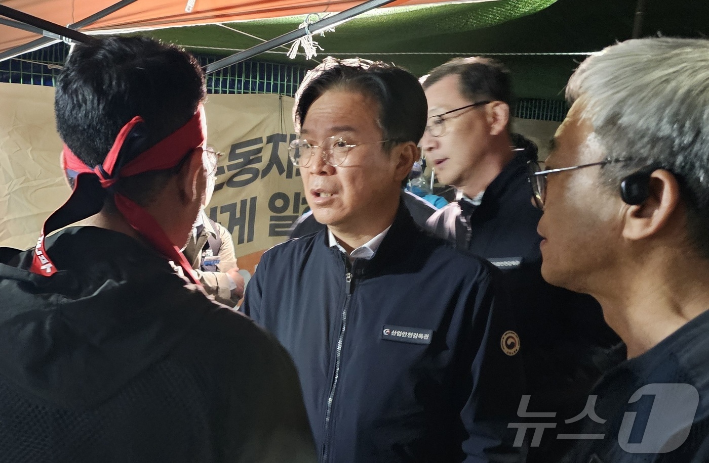 (진주=뉴스1) 한송학 기자 = 김영훈 고용노동부 장관이 20일 진주시 정촌면 CU 진주물류센터 앞 화물연대 집회 현장을 방문했다. 2026.4.20/뉴스1