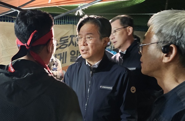 김영훈 장관 "노사가 빨리 대화로 풀어야"…화물연대 사고 현장 방문