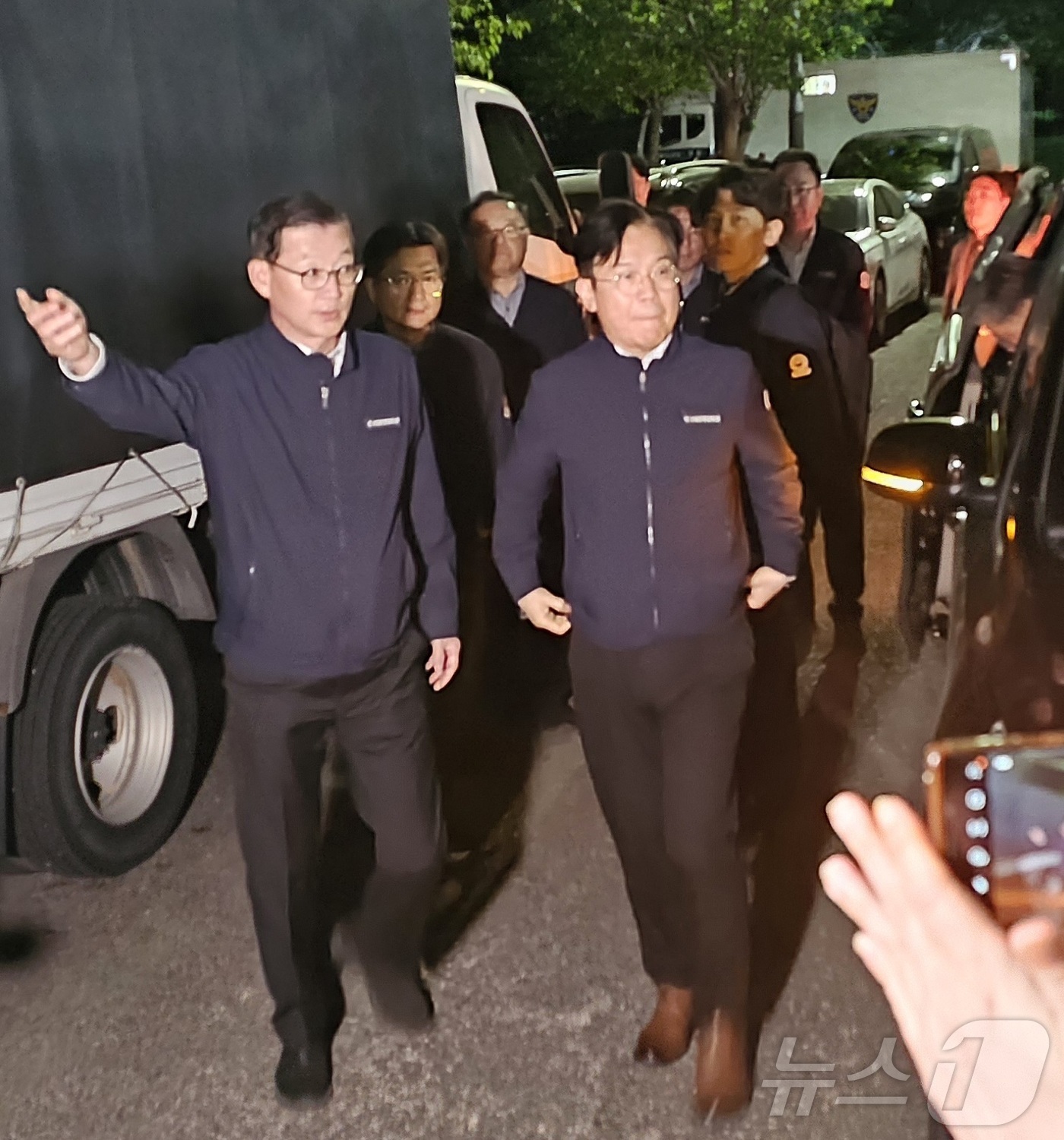 (진주=뉴스1) 한송학 기자 = 김영훈 고용노동부 장관이 20일 진주시 정촌면 CU 진주물류센터 앞 화물연대 집회 현장을 방문했다. 2026.4.20/뉴스1