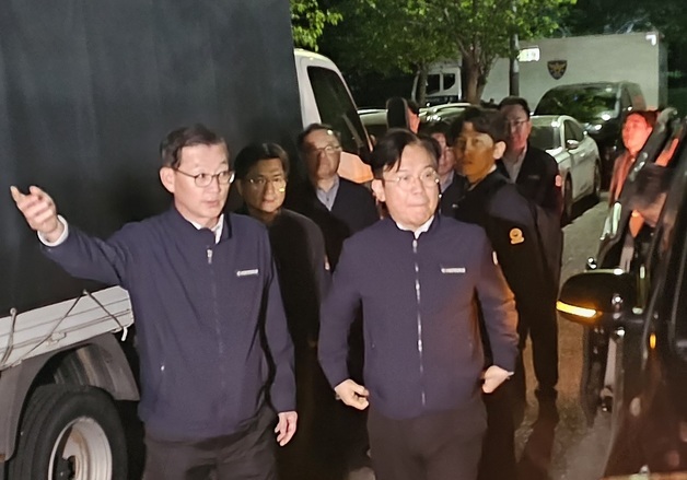 화물연대 사고 현장 찾은 김영훈 고용노동부 장관